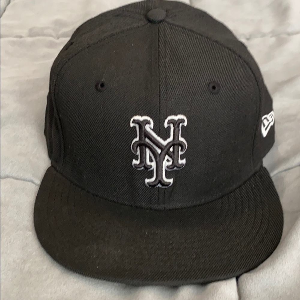 NY Mets New Era fitted hat.